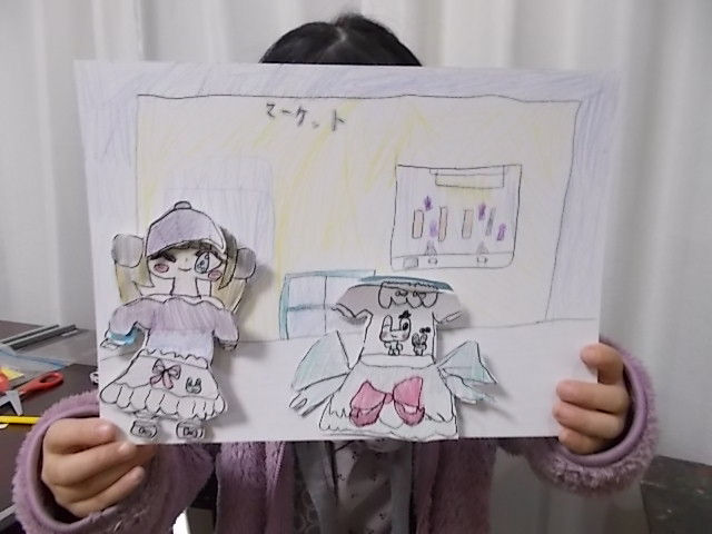 小学1年生が厚紙で作った人と洋服、マジックテープで貼り合わせます。