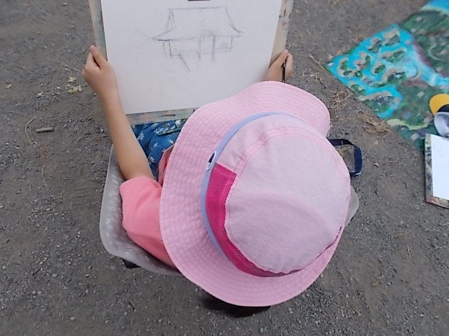 外でのお絵描きの様子