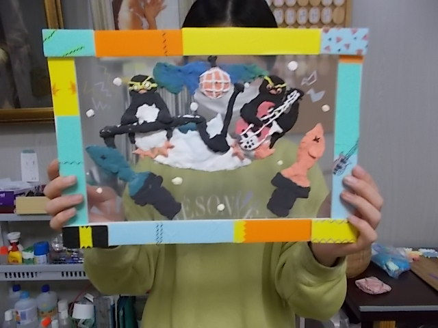 小学6年生の紙粘土工作、ペンギンのバンドの演奏模様を制作