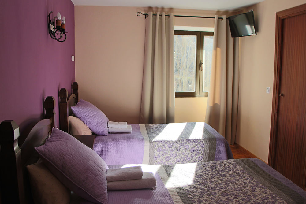 Twin room with two single beds at Hotel Moto-rural VEGALION