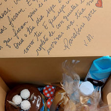 Kit de pequeno almoço com bolinho de aniversário.jpg