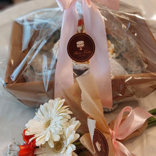 Mini bolo com raminho de flores pequeno.