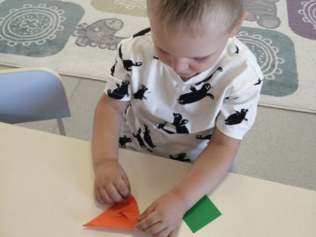 Конструирование из бумаги в технике оригами "Морковь".