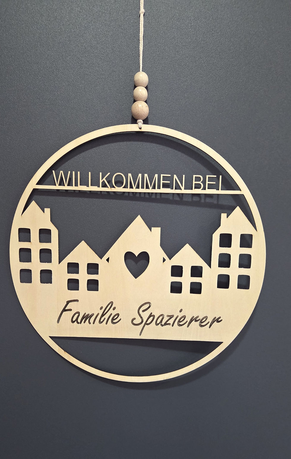 Personalisierter Türkranz aus Holz mit Willkommen-Schriftzug