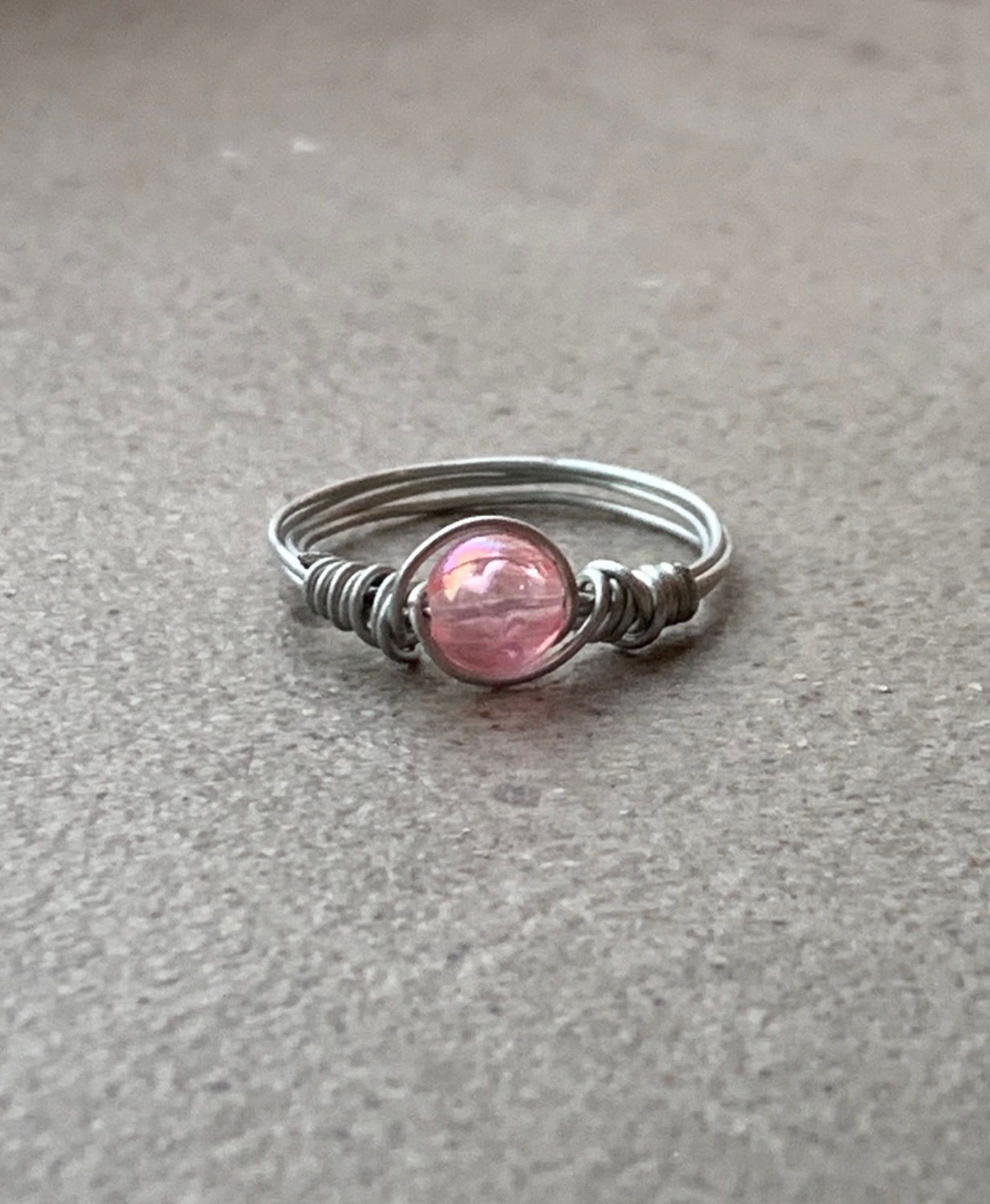 Liten genomskinlig rosa pärla på ring