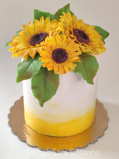 Torte di compleanno con ripieno di creme al cioccolato, vaniglia o limone fragoline di bosco o gocce di cioccolato. Decorazioni con pasta di zucchero, meringhe, macaron, biscotti decorati e tanto altro. 