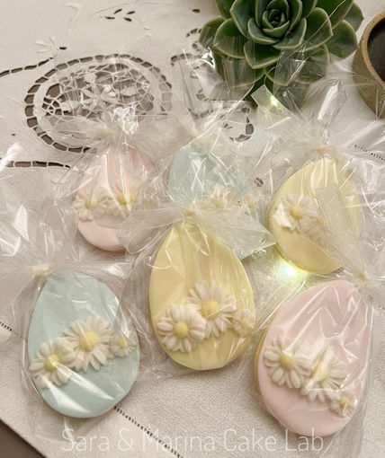 Uova di Pasqua artigianali decorate e personalizzate. Cioccolato al latte, fondente, bianco e ruby.
Cake lab Sara e Marina