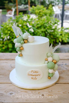 Torte di compleanno con ripieno di creme al cioccolato, vaniglia o limone fragoline di bosco o gocce di cioccolato. Decorazioni con pasta di zucchero, meringhe, macaron, biscotti decorati e tanto altro. 