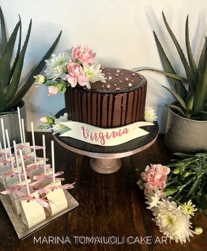 Torte di compleanno con ripieno di creme al cioccolato, vaniglia o limone fragoline di bosco o gocce di cioccolato. Decorazioni con pasta di zucchero, meringhe, macaron, biscotti decorati e tanto altro. 