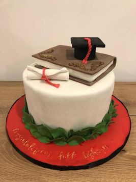 Chiffon cake con farcitura di crema chantilly e ripieno di creme al cioccolato, vaniglia o limone, gocce di cioccolato ofragoline di bosco. Decorazioni con pasta di zucchero, meringhe, macaron, biscotti decorati e tanto altro. 