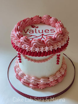 Torte di compleanno con ripieno di creme al cioccolato, vaniglia o limone fragoline di bosco o gocce di cioccolato. Decorazioni con pasta di zucchero, meringhe, macaron, biscotti decorati e tanto altro. 