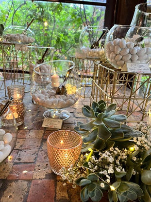 Allestimento location e sweet table per matrimoni, battesimi, compleanni e altri eventi. Progettazione e realizzazione Tableau Mariage, cavalieri, segna posto, segna gusto confettata, bomboniere e  portariso