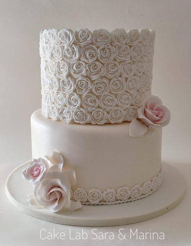 Torte di compleanno con ripieno di creme al cioccolato, vaniglia o limone fragoline di bosco o gocce di cioccolato. Decorazioni con pasta di zucchero, meringhe, macaron, biscotti decorati e tanto altro. 