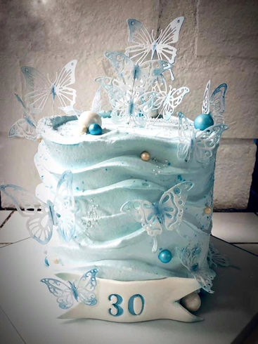 Torte di compleanno con ripieno di creme al cioccolato, vaniglia o limone fragoline di bosco o gocce di cioccolato. Decorazioni con pasta di zucchero, meringhe, macaron, biscotti decorati e tanto altro. 