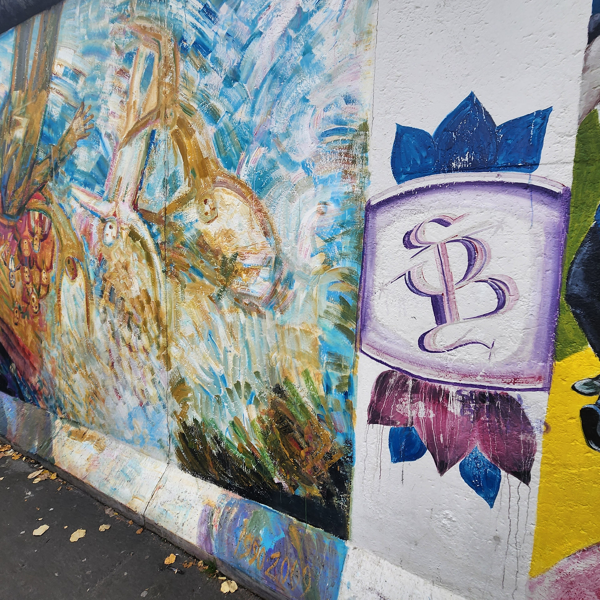 A painting on the berlin wall at the east side gallery