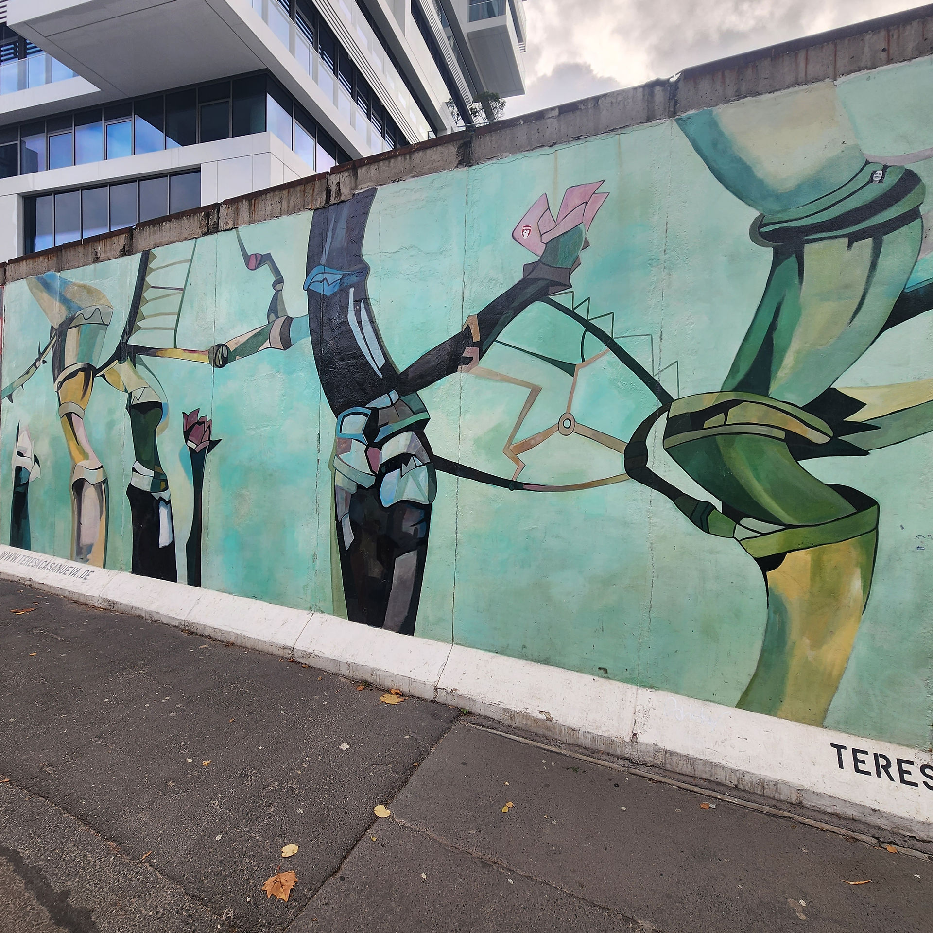 A painting on the berlin wall at the east side gallery