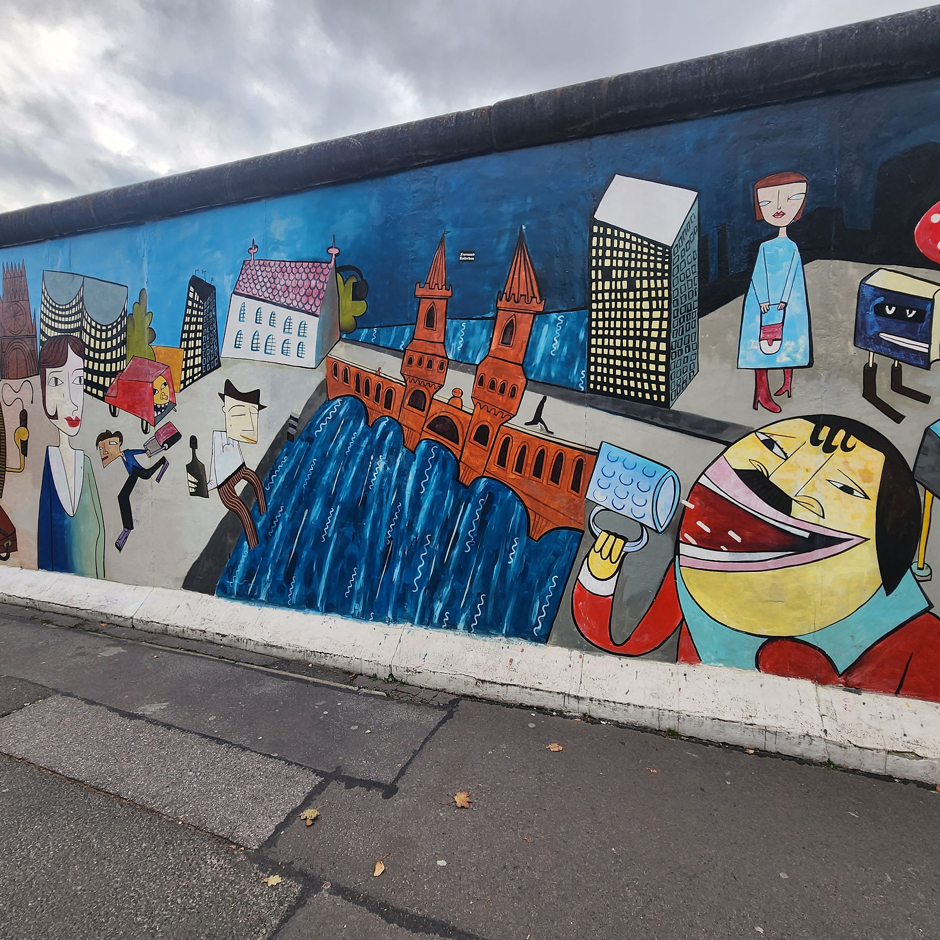 A painting on the berlin wall at the east side gallery