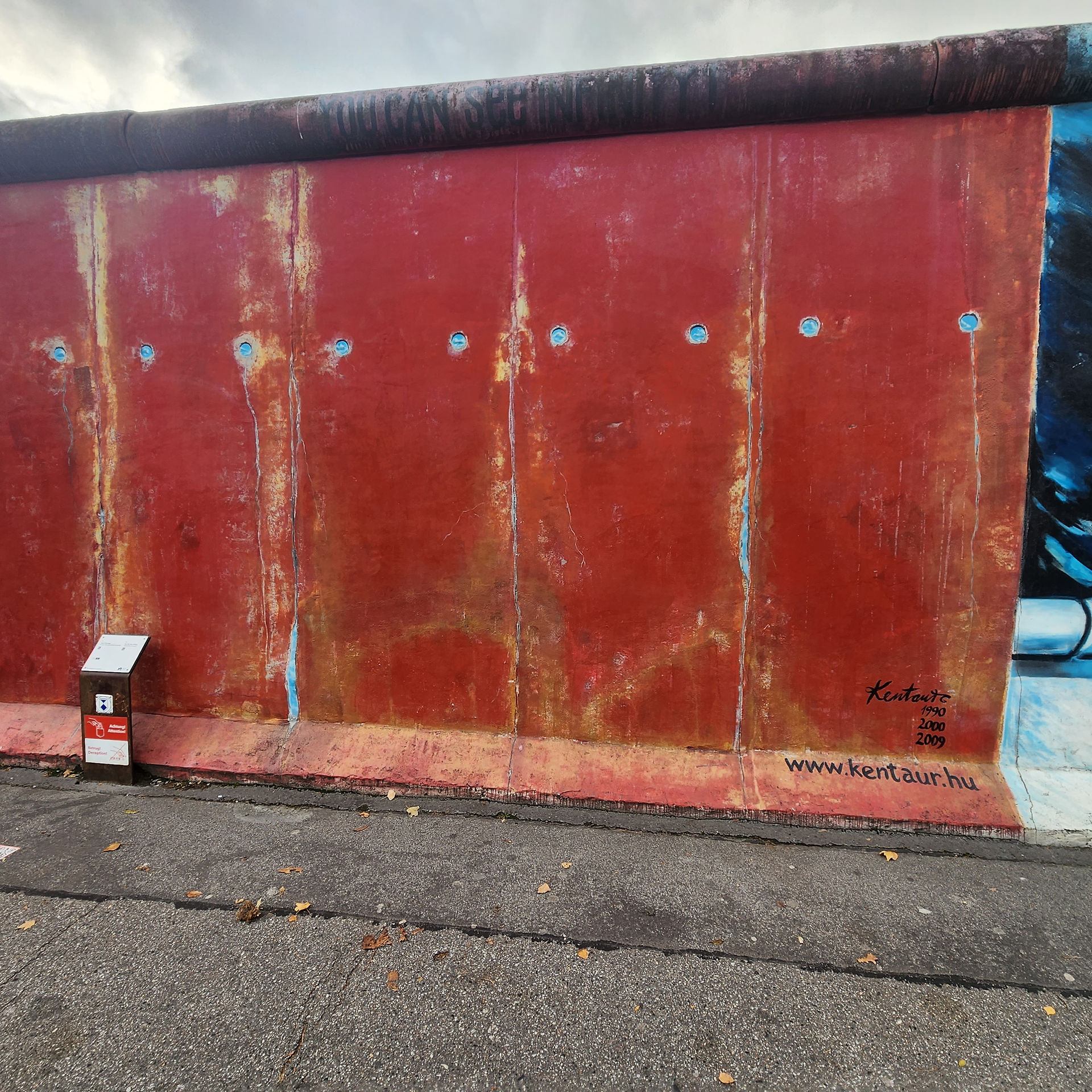A painting on the berlin wall at the east side gallery