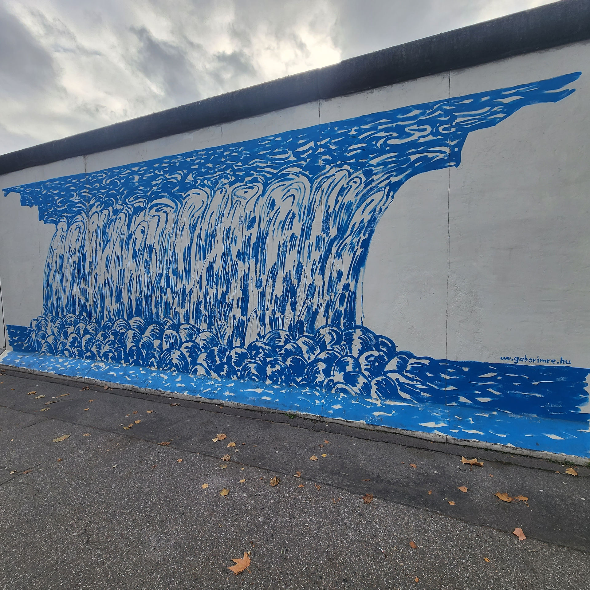 A painting on the berlin wall at the east side gallery