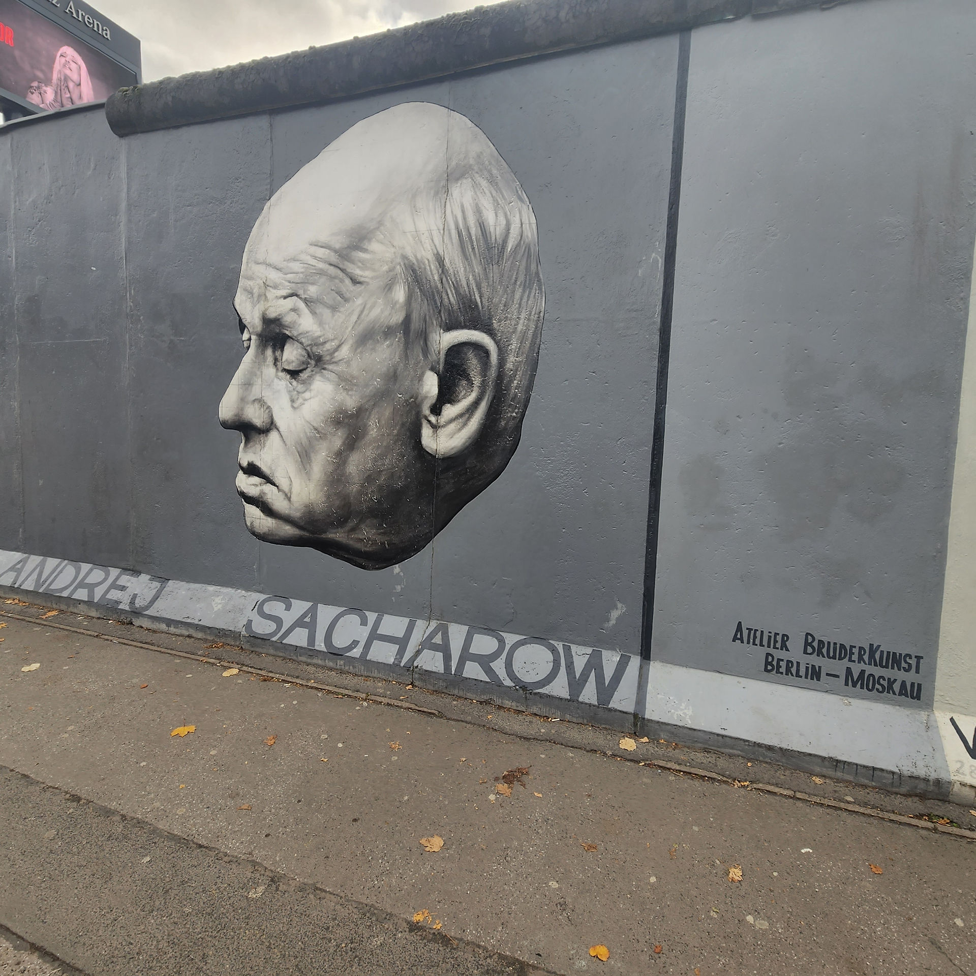 A painting on the berlin wall at the east side gallery