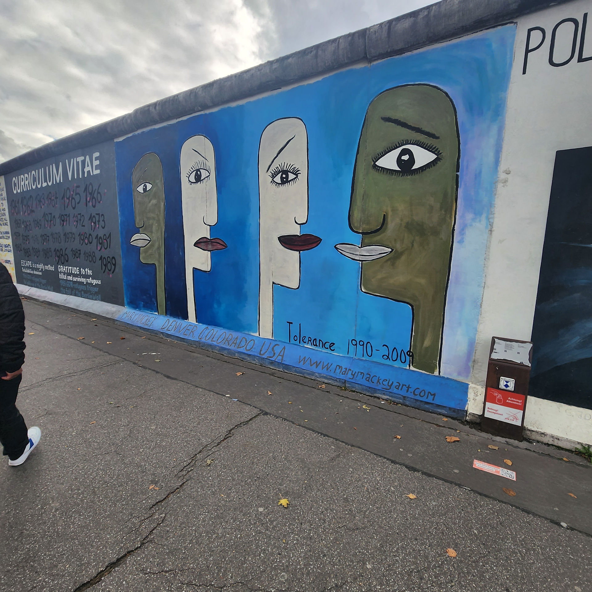 A painting on the berlin wall at the east side gallery