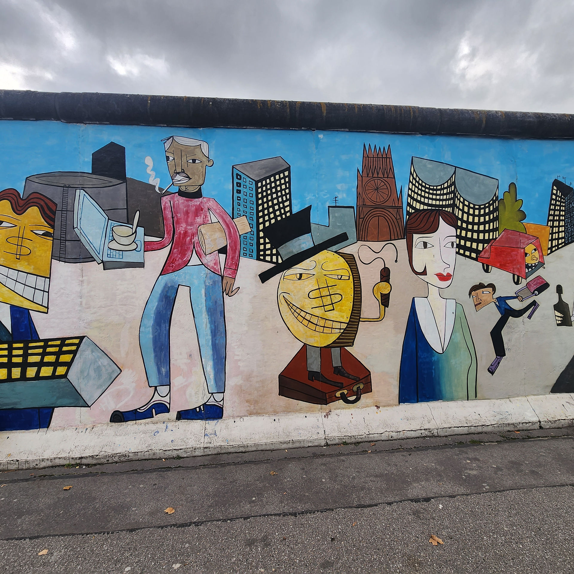 A painting on the berlin wall at the east side gallery