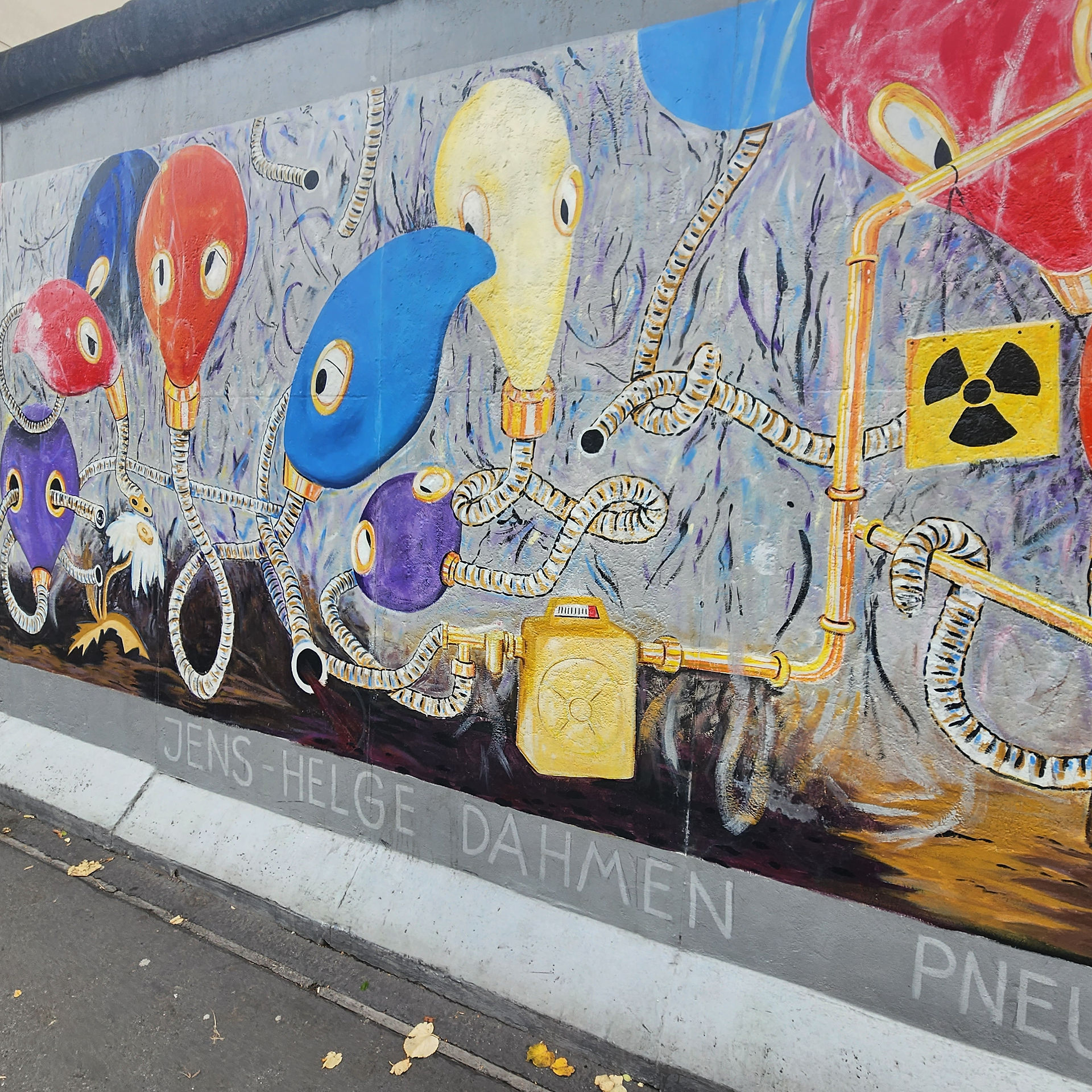 A painting on the berlin wall at the east side gallery