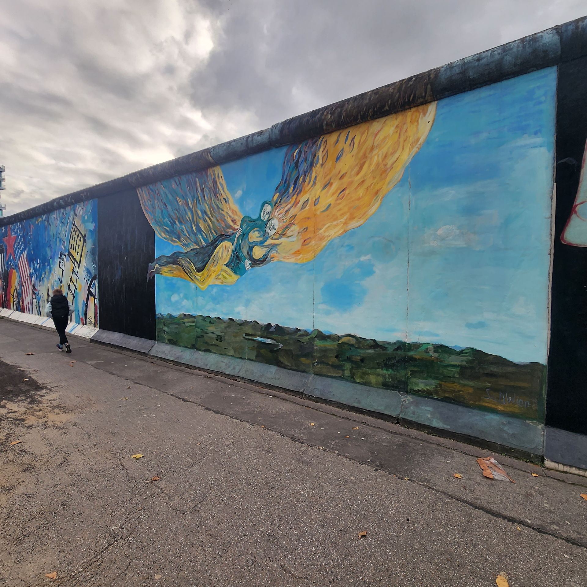 A painting on the berlin wall at the east side gallery