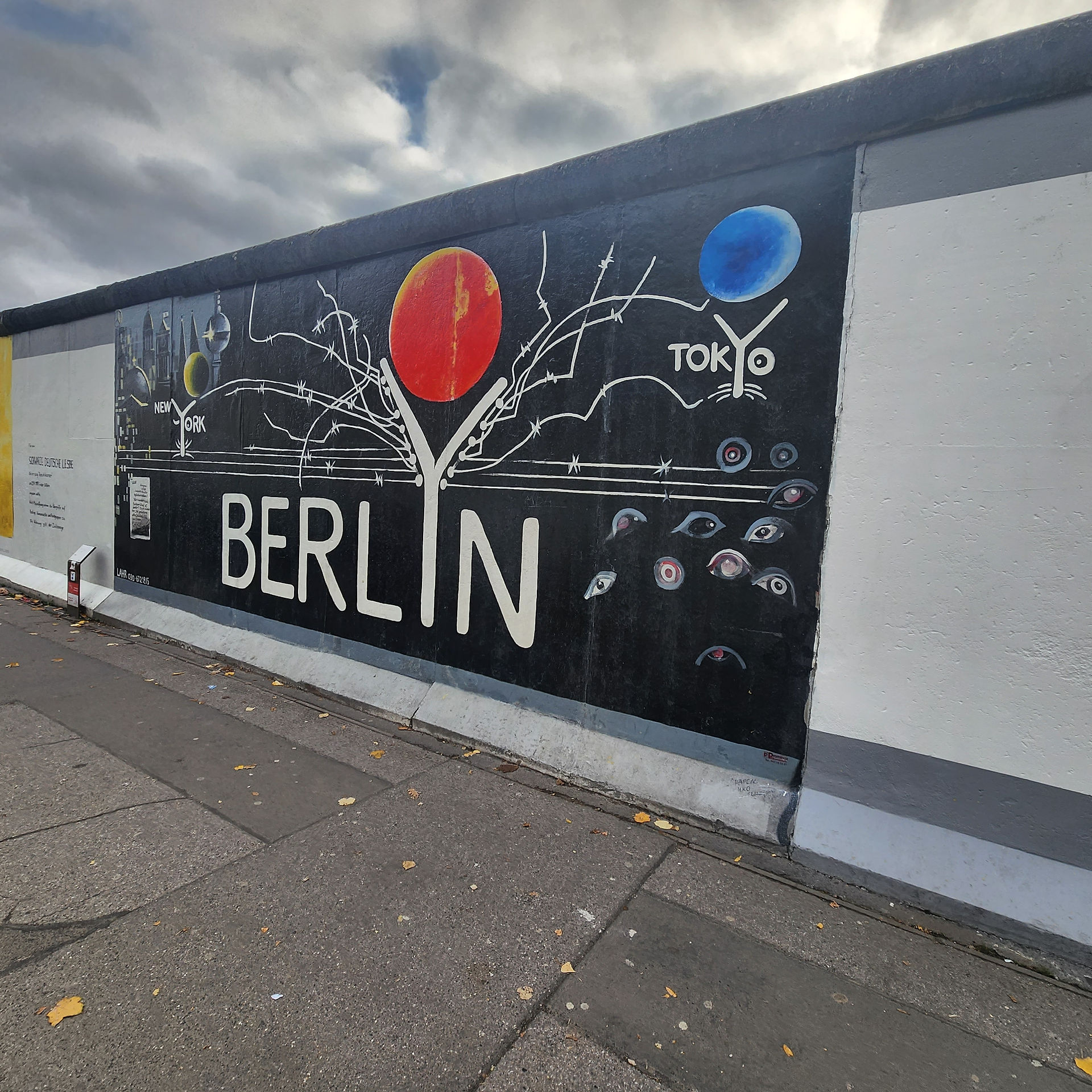A painting on the berlin wall at the east side gallery