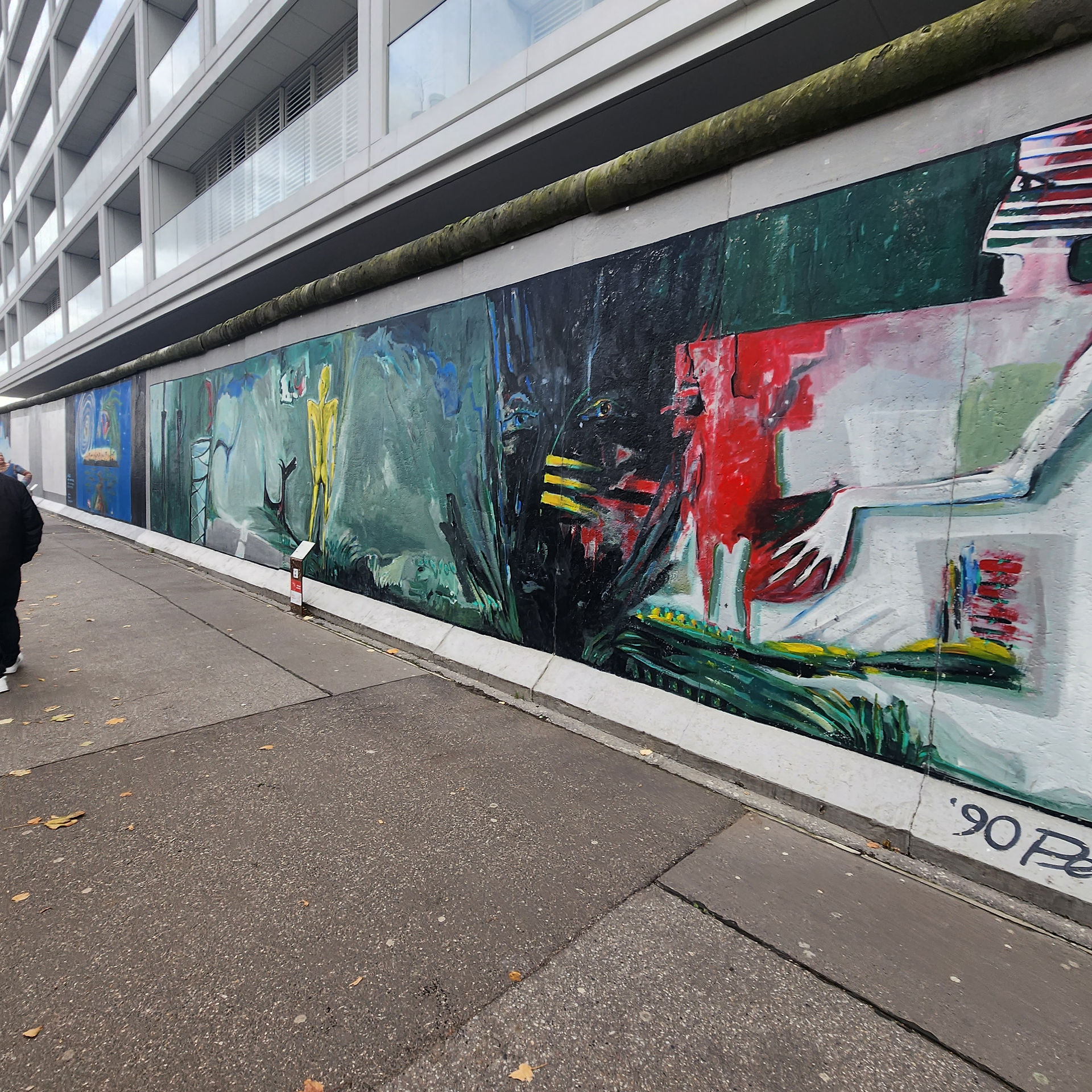 A painting on the berlin wall at the east side gallery