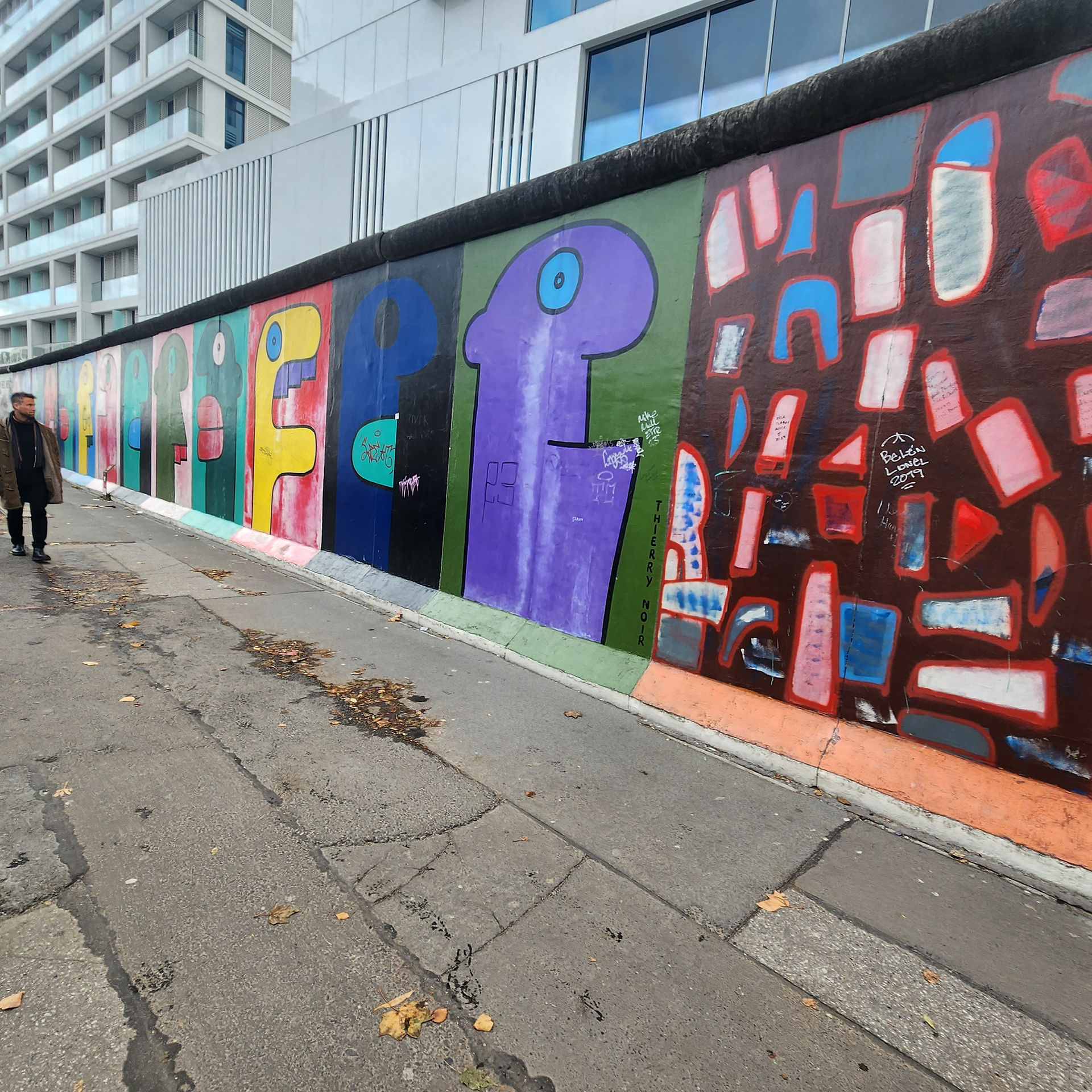 A painting on the berlin wall at the east side gallery