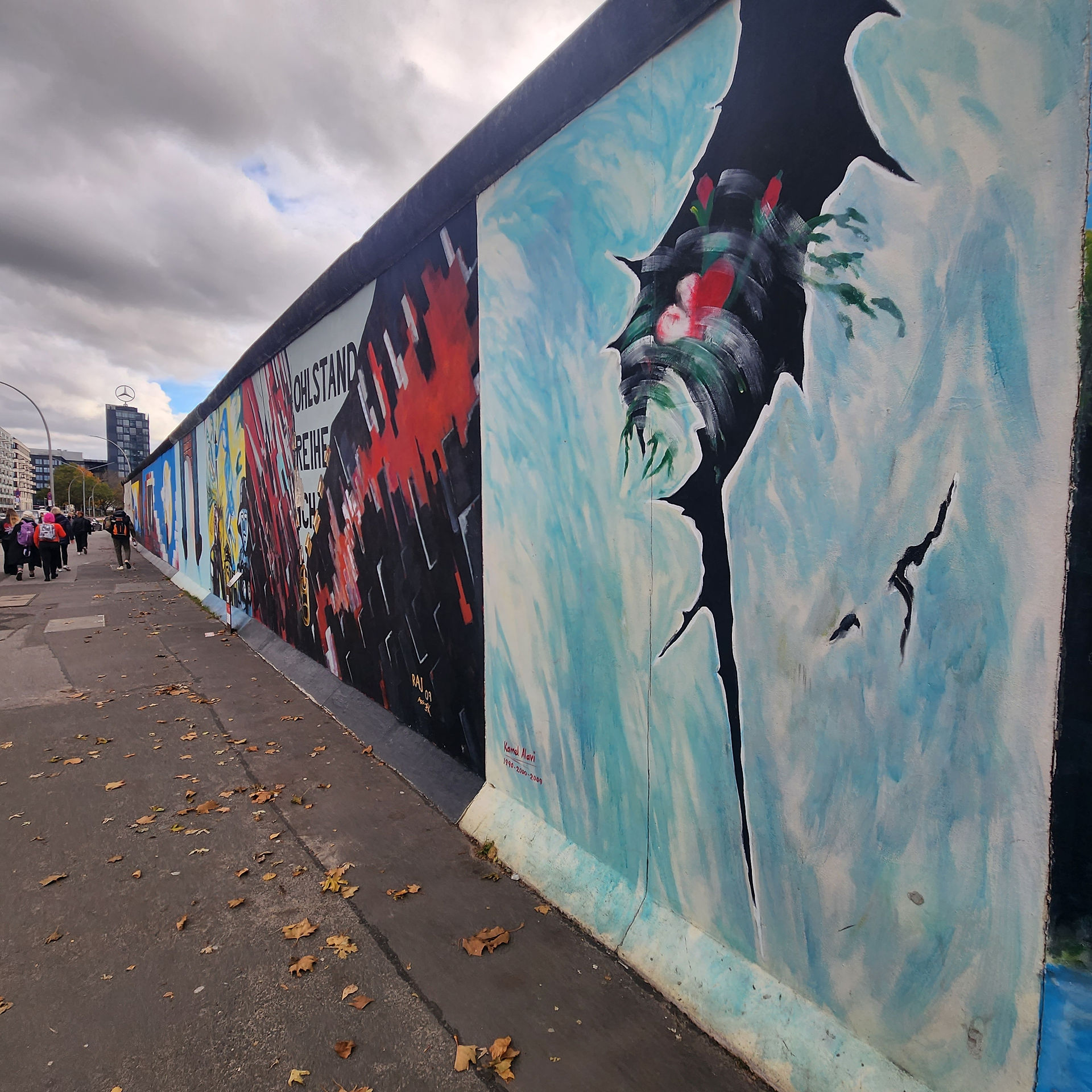A painting on the berlin wall at the east side gallery