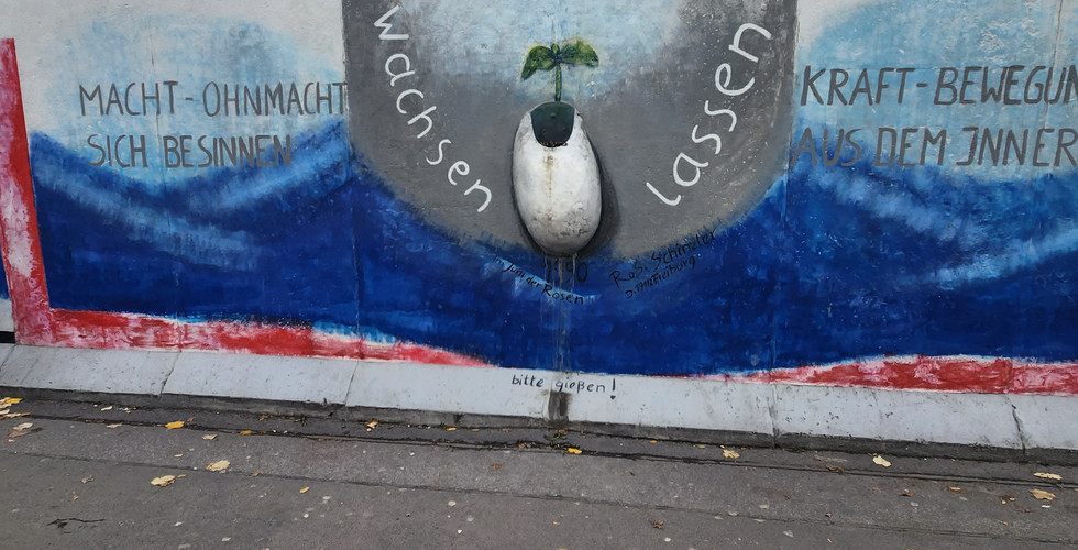 A painting on the berlin wall at the east side gallery