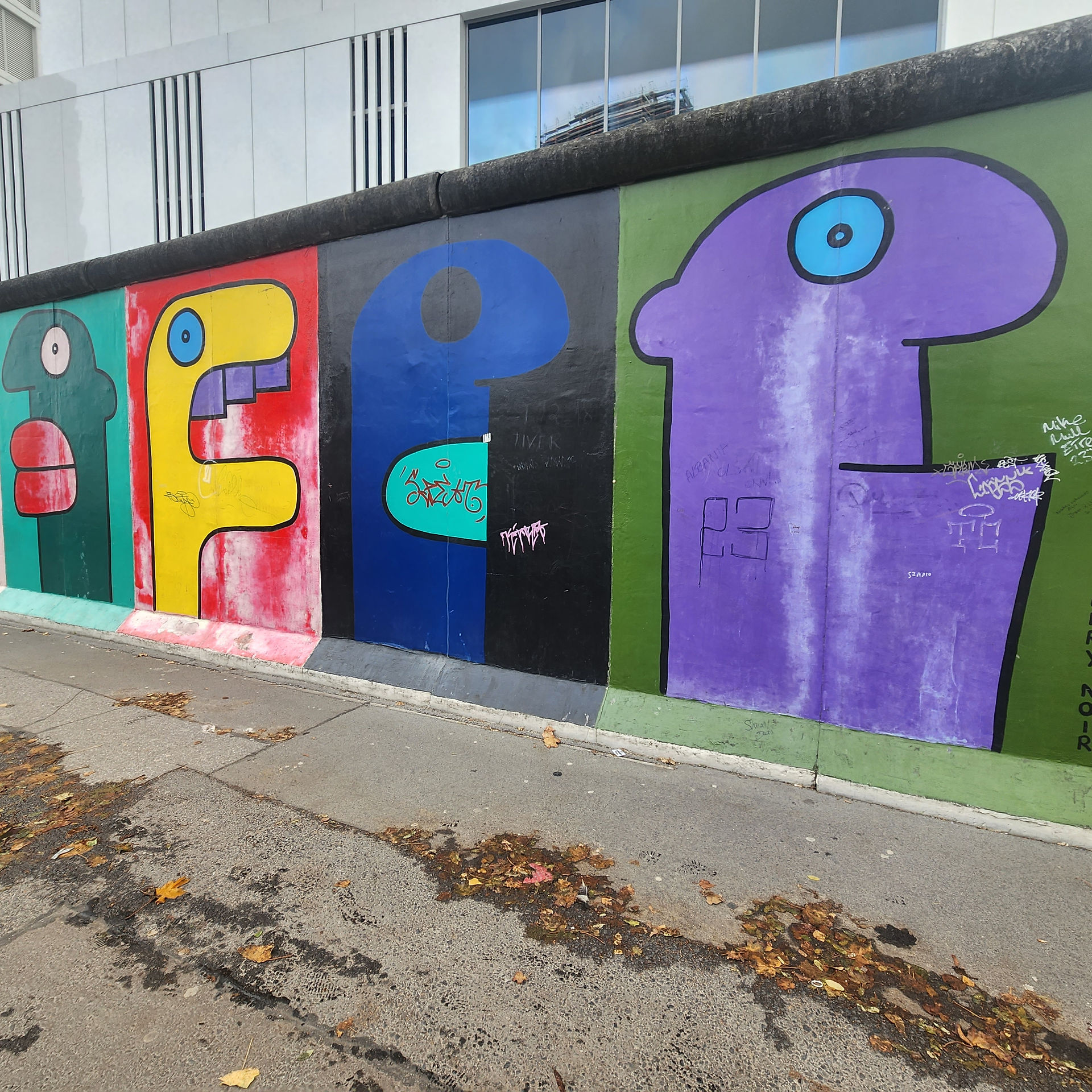 A painting on the berlin wall at the east side gallery