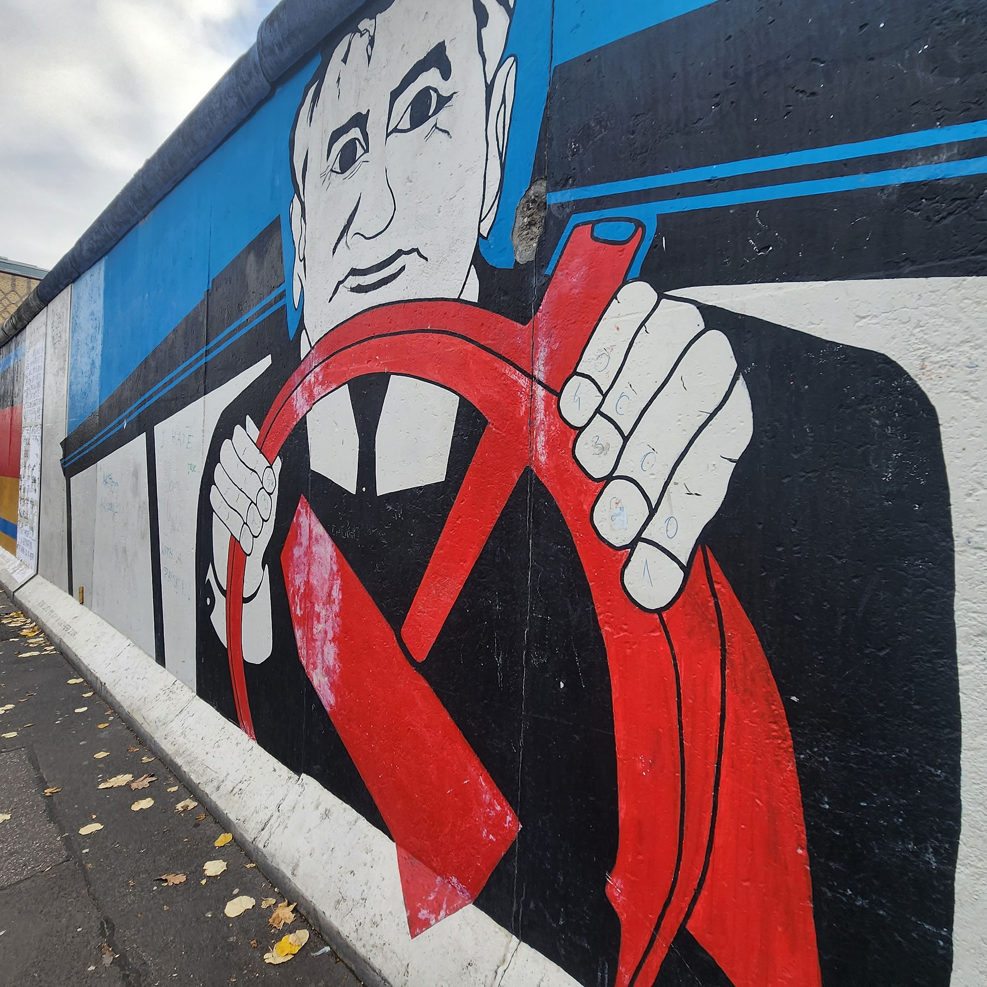 A painting on the berlin wall at the east side gallery