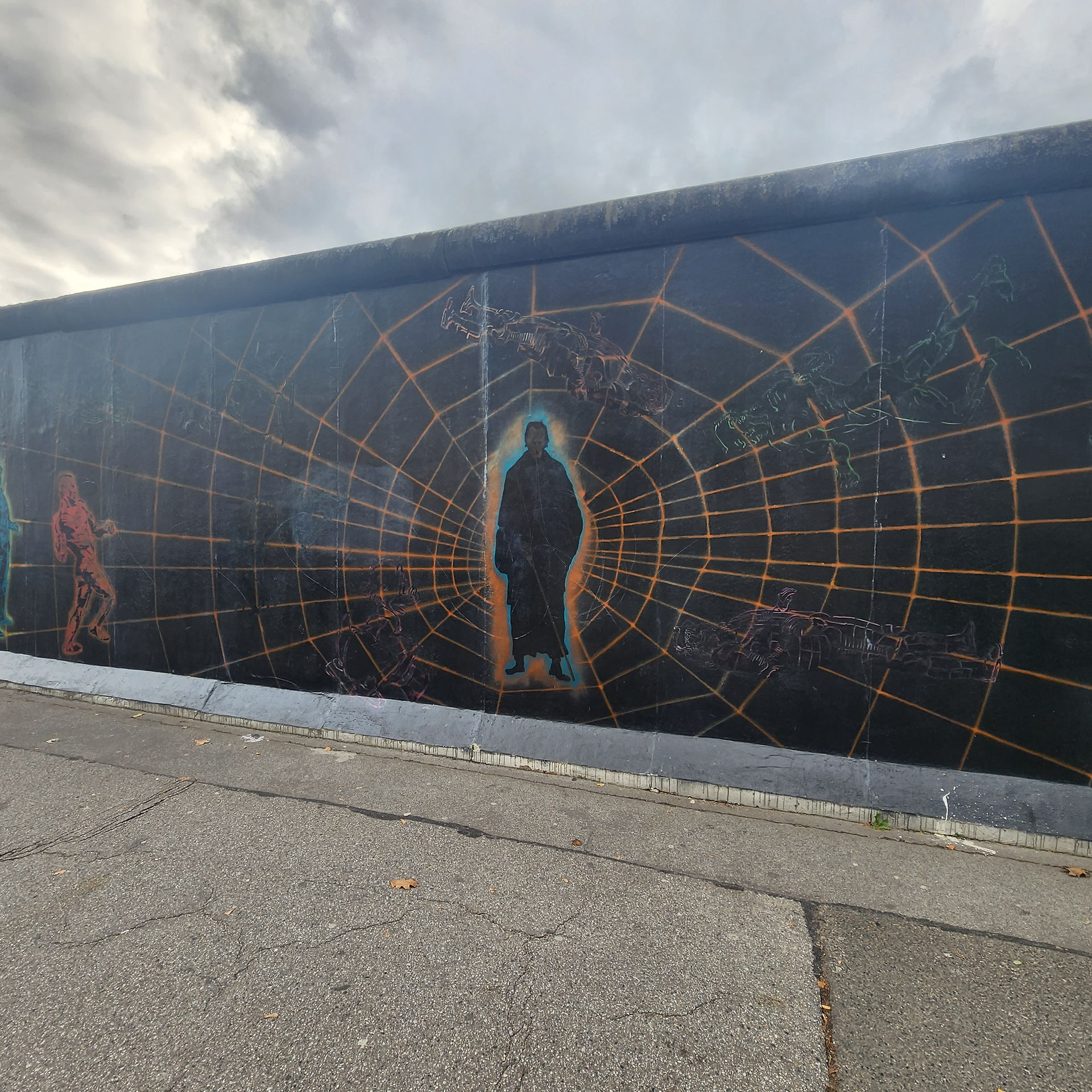 A painting on the berlin wall at the east side gallery