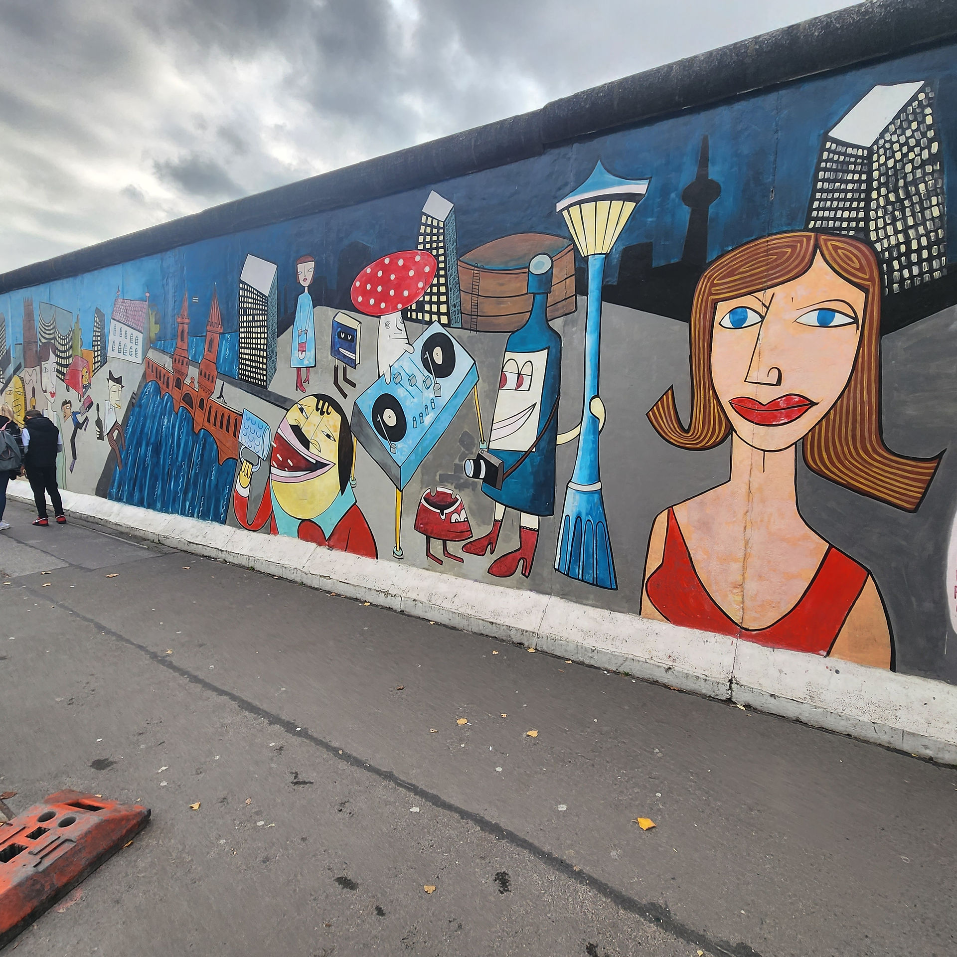 A painting on the berlin wall at the east side gallery