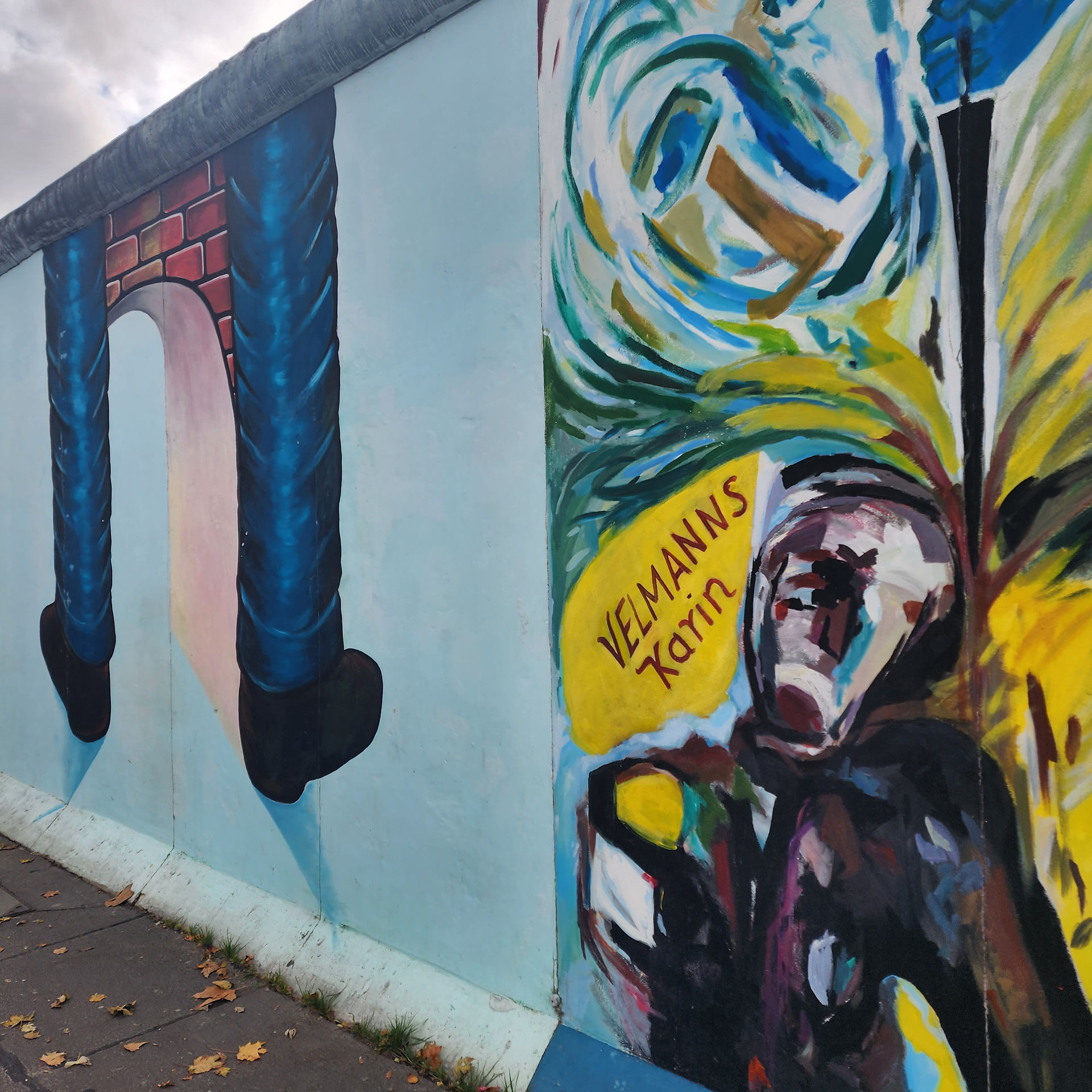 A painting on the berlin wall at the east side gallery