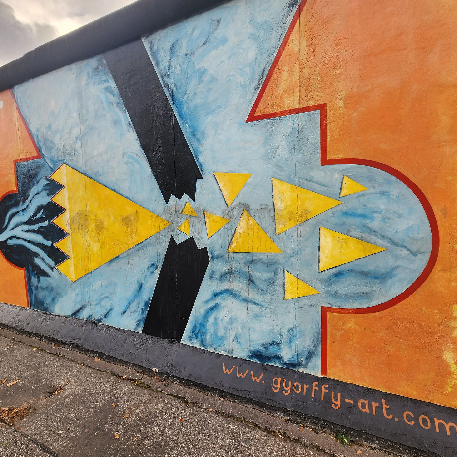 A painting on the berlin wall at the east side gallery