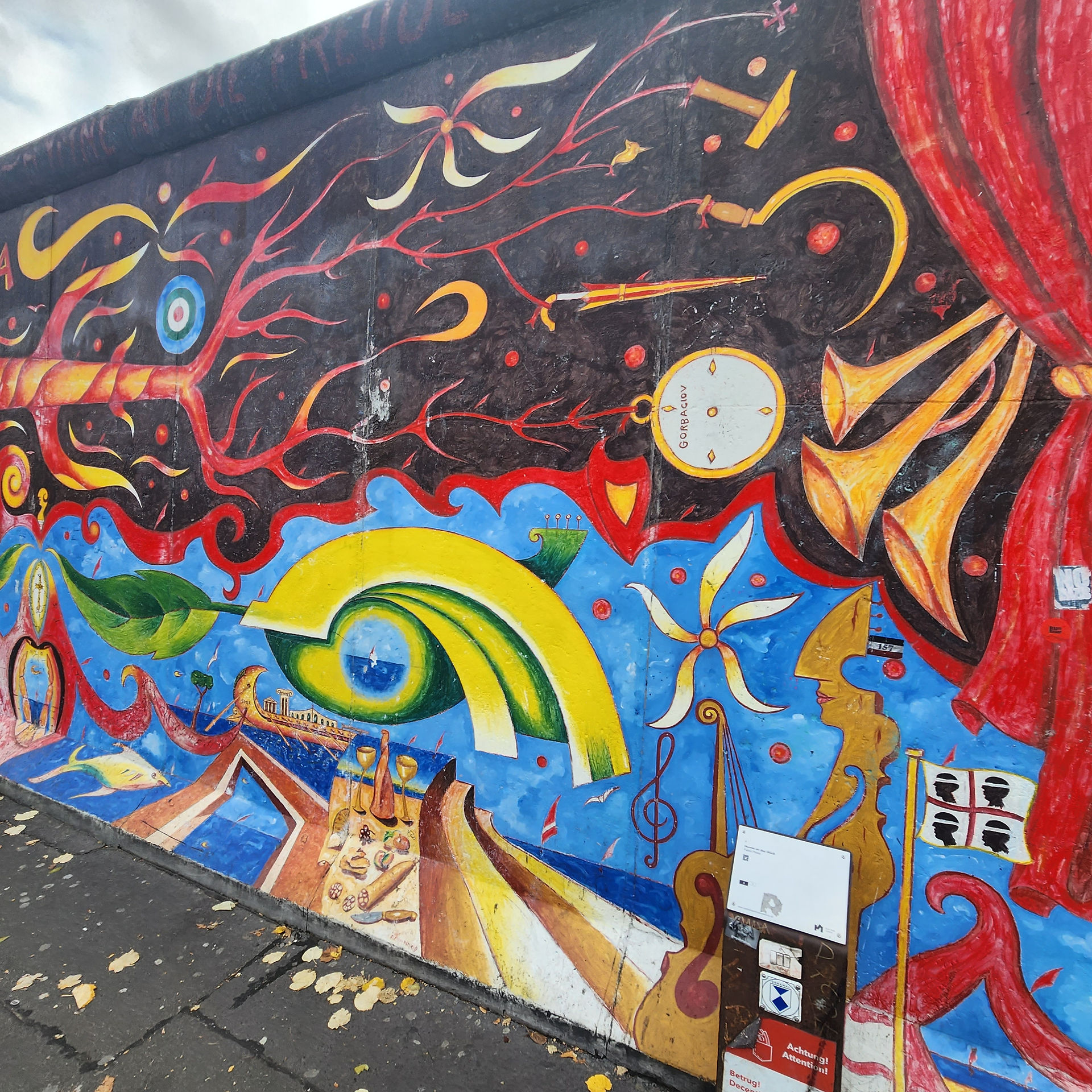 A painting on the berlin wall at the east side gallery