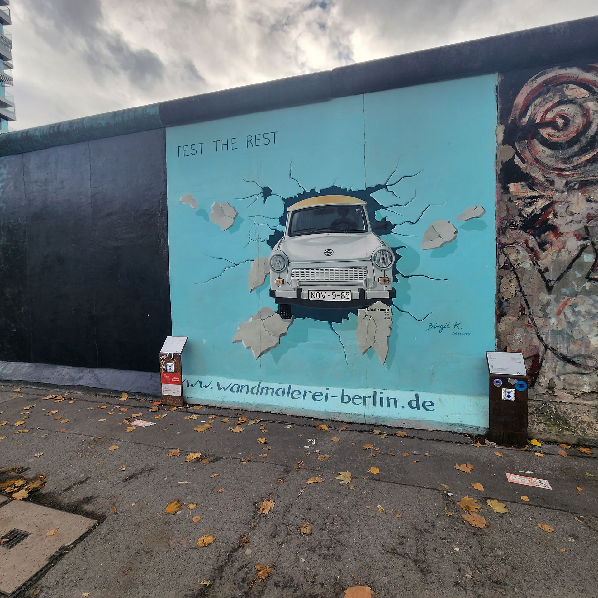 A painting on the berlin wall at the east side gallery