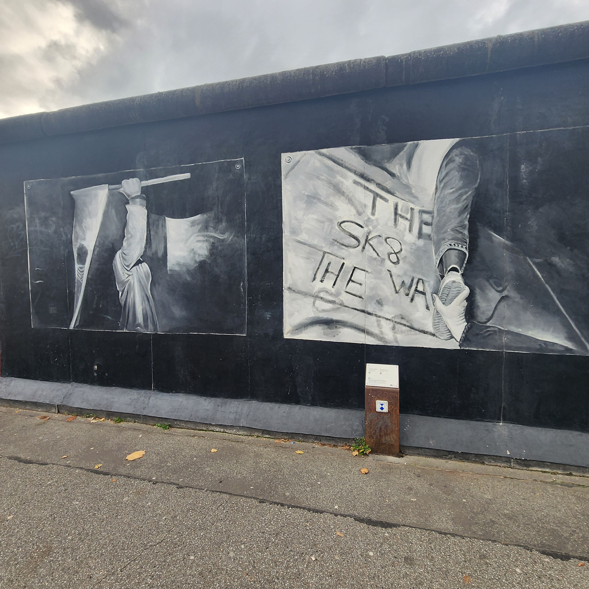 A painting on the berlin wall at the east side gallery