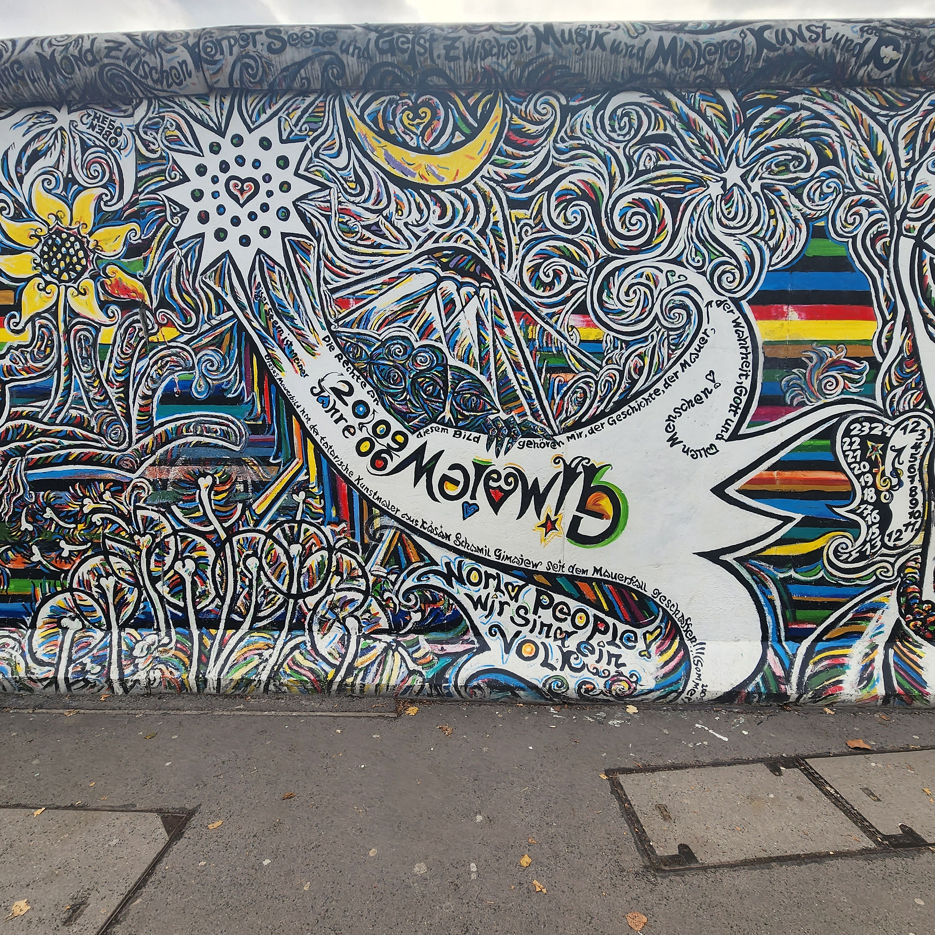 A painting on the berlin wall at the east side gallery