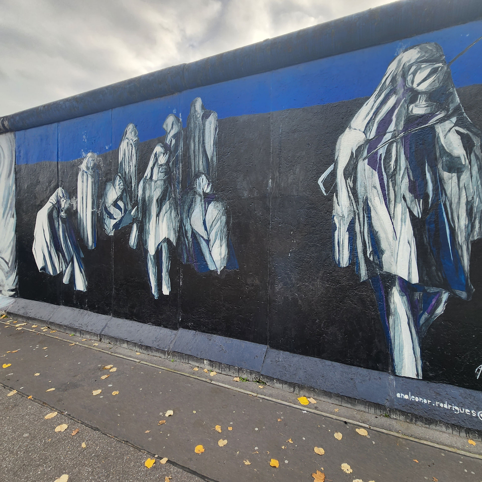 A painting on the berlin wall at the east side gallery