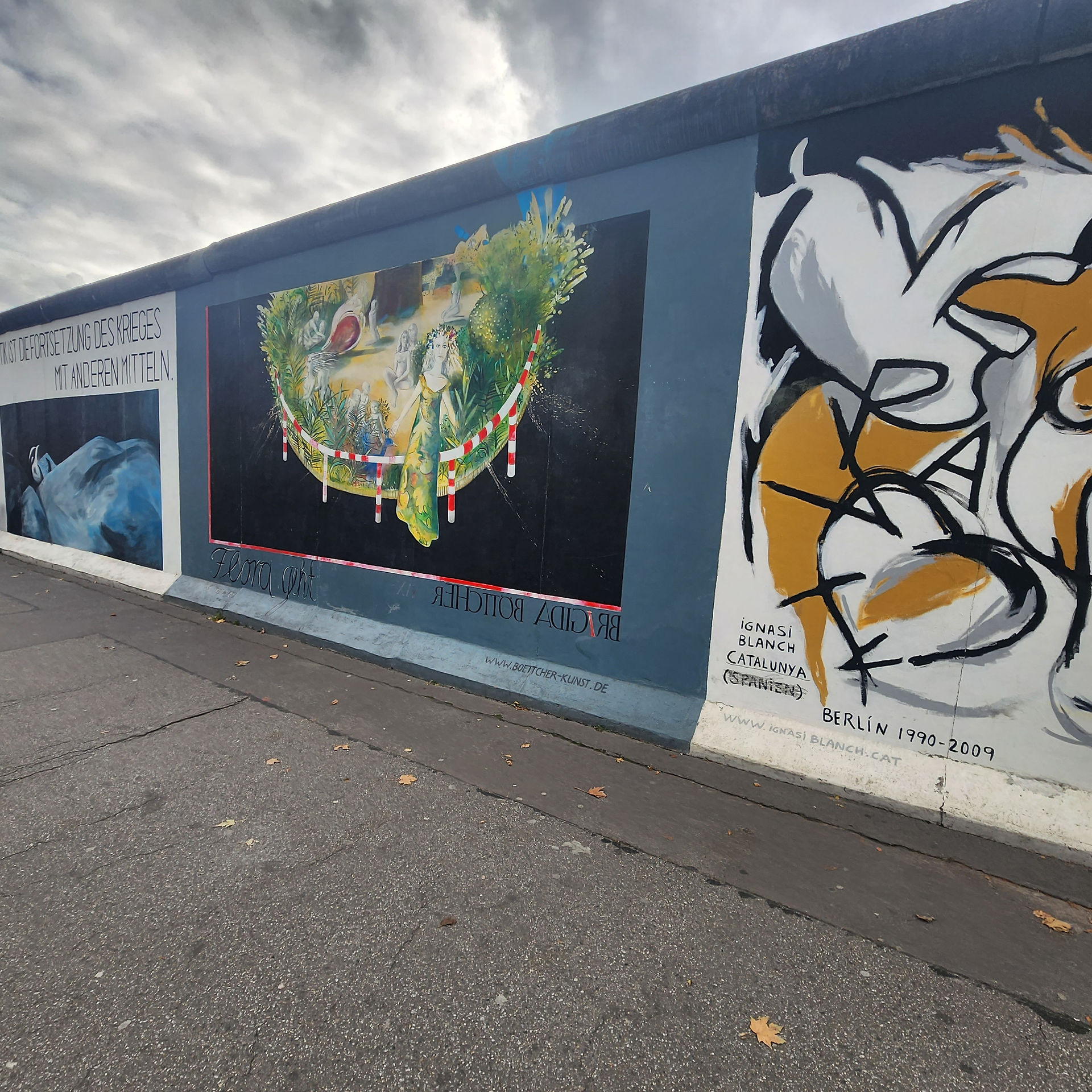 A painting on the berlin wall at the east side gallery