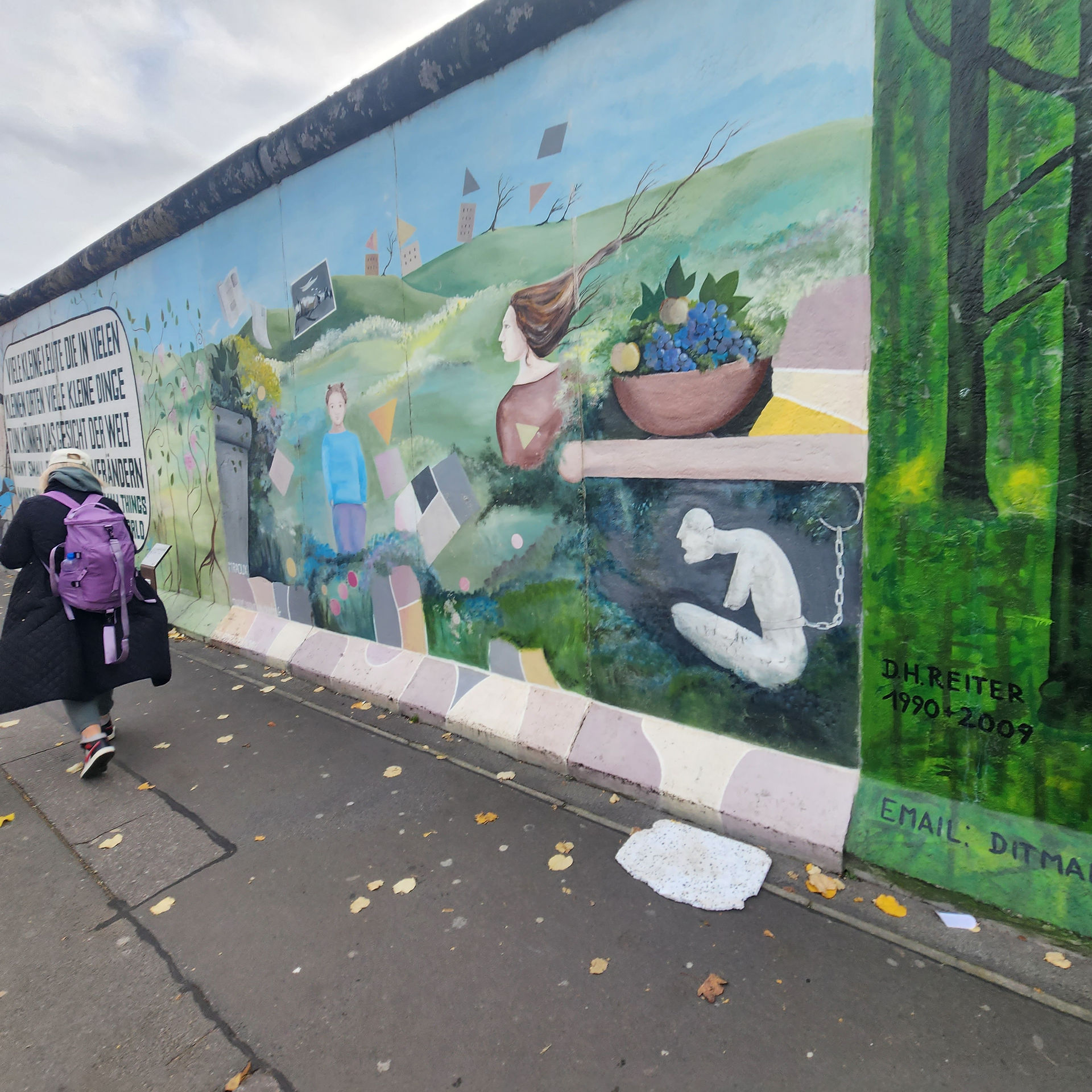 A painting on the berlin wall at the east side gallery