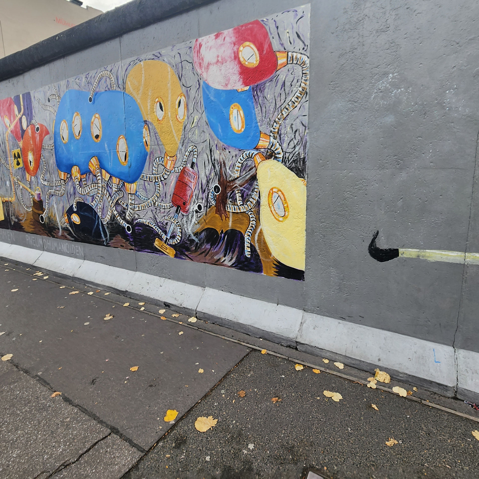 A painting on the berlin wall at the east side gallery