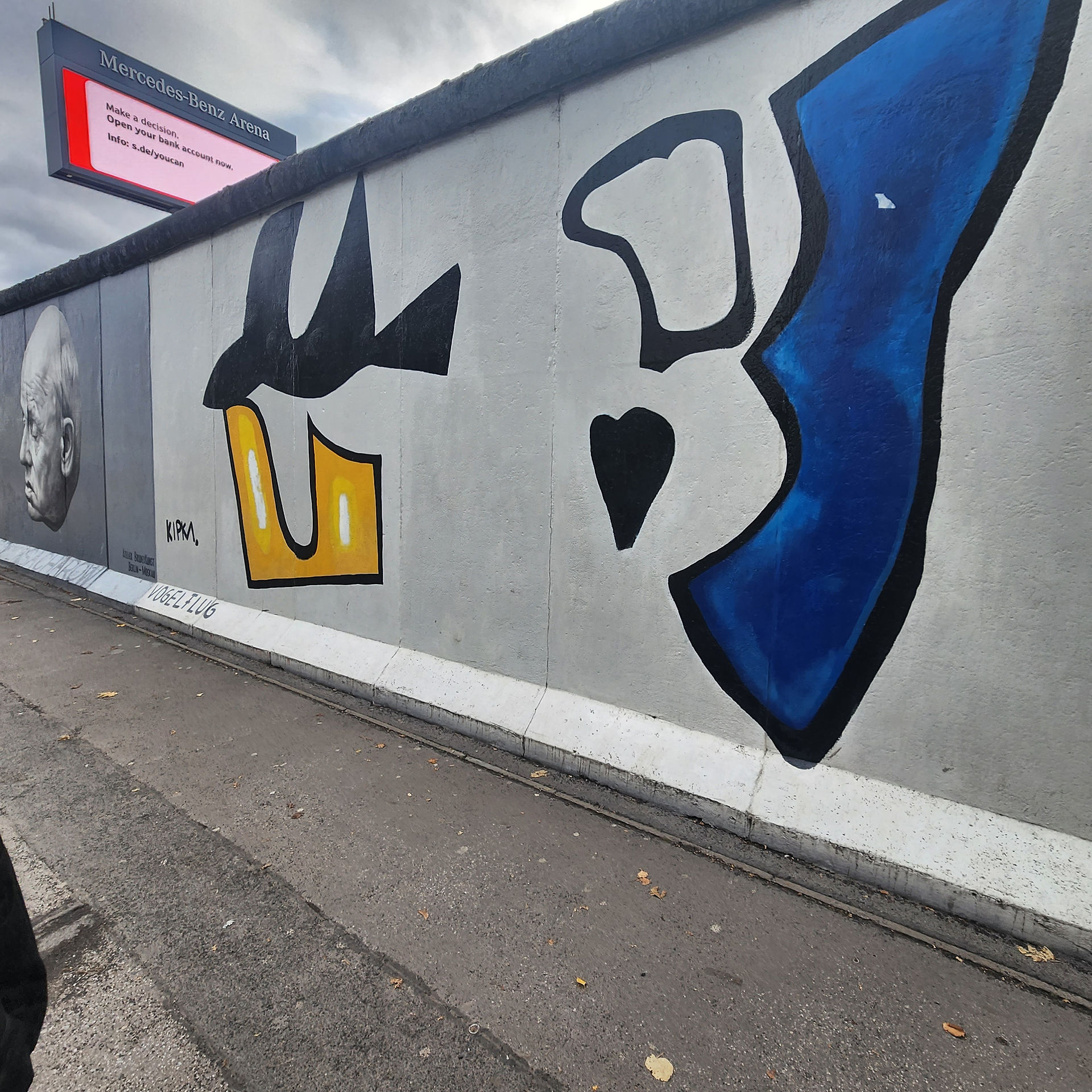 A painting on the berlin wall at the east side gallery