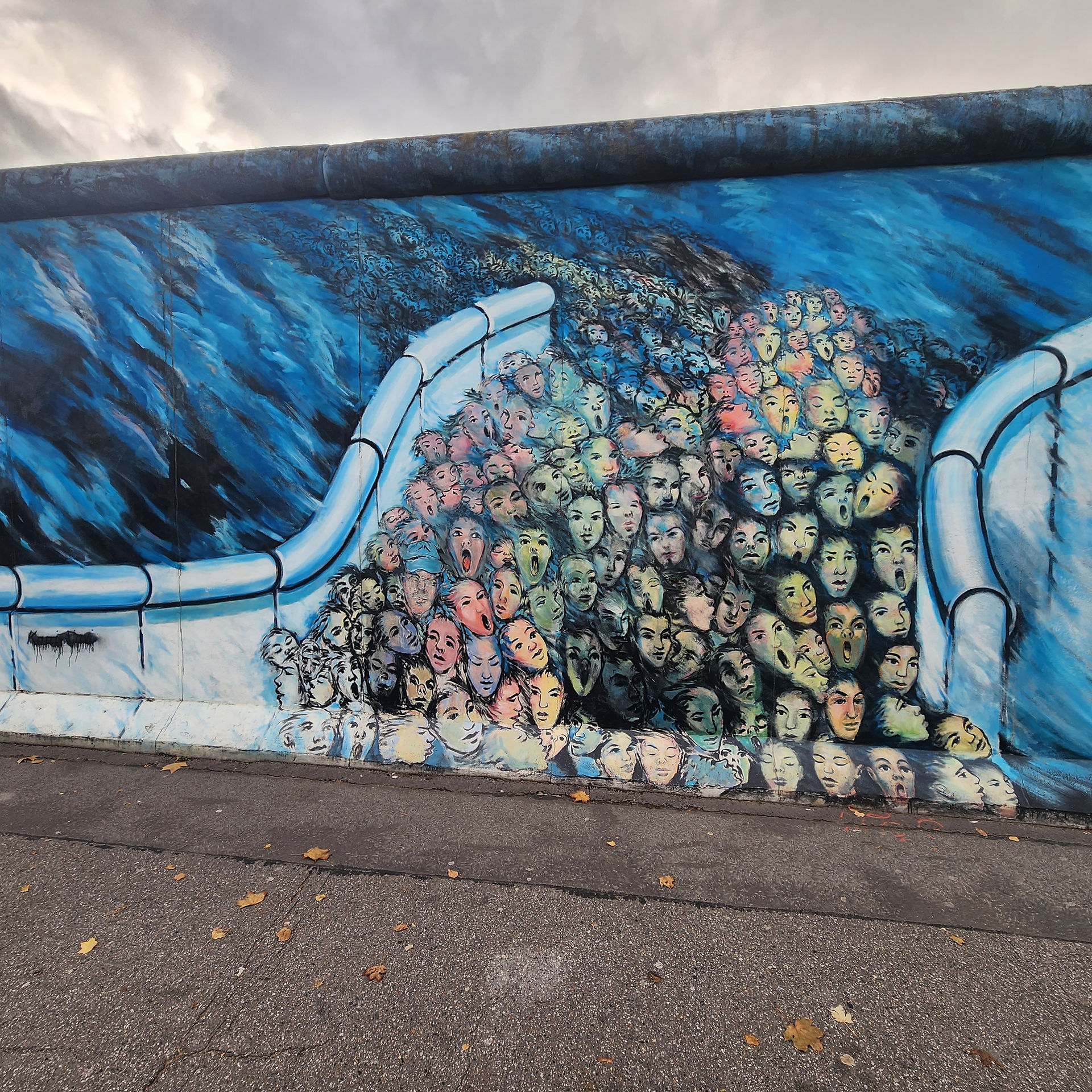 A painting on the berlin wall at the east side gallery
