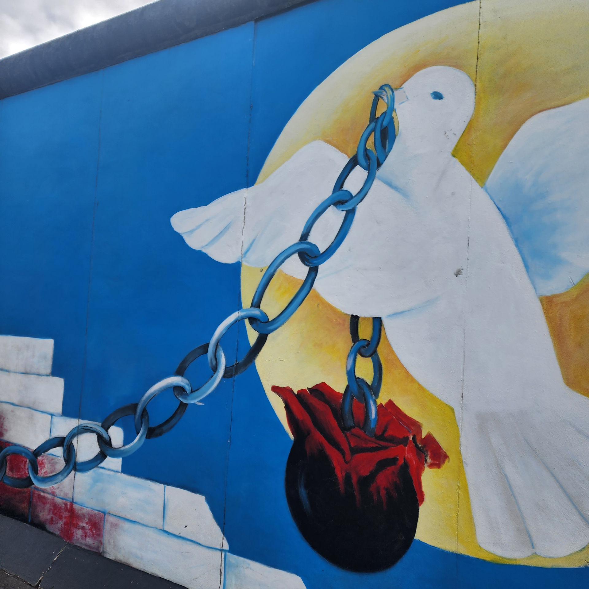 A painting on the berlin wall at the east side gallery